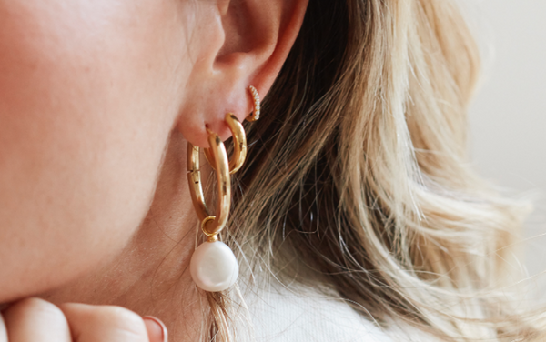 Gold hook earrings with pearls in gold