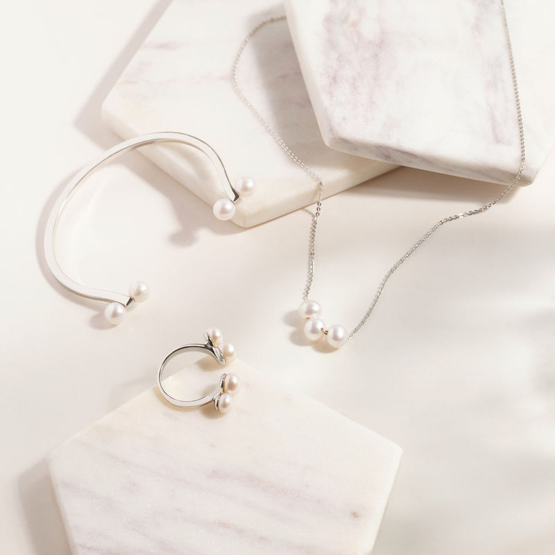 The Mother of Pearl set in White Gold